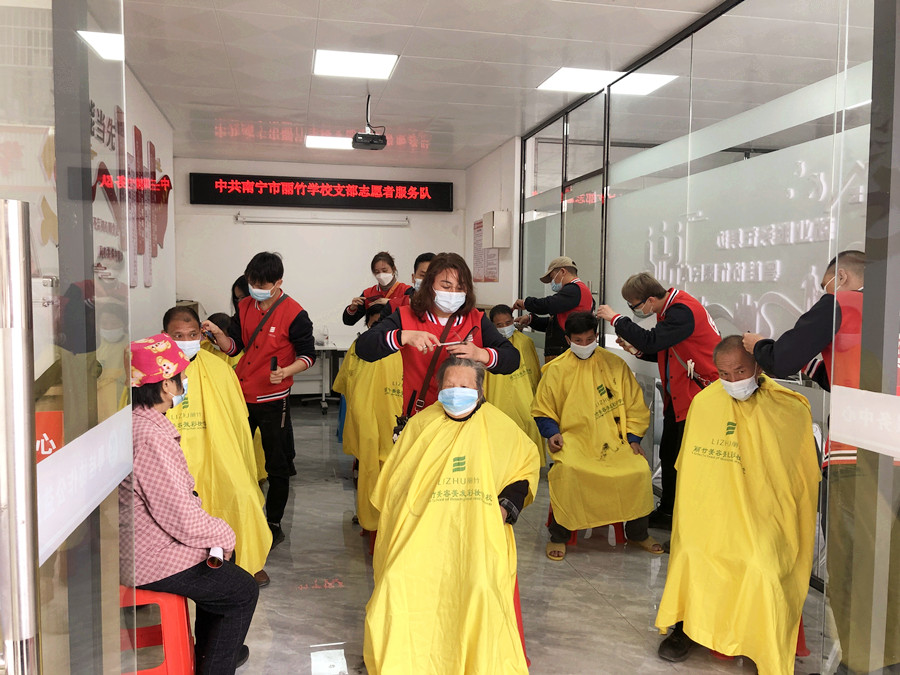 南寧美發(fā)學(xué)校外出理發(fā)活動(dòng)，你煥然一新過(guò)大年