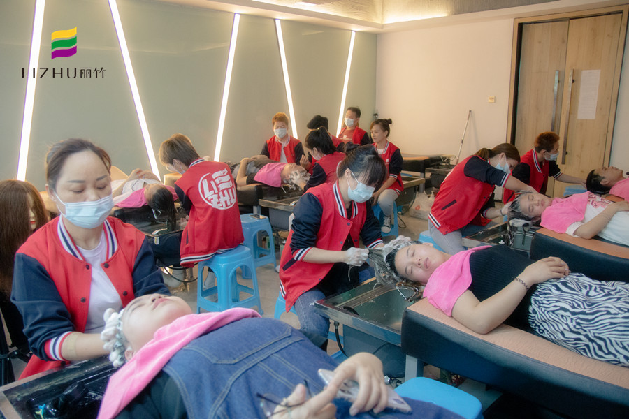 廣西老牌美業(yè)培訓(xùn)學(xué)校告訴你燙過(guò)的頭發(fā)怎么剪好看？