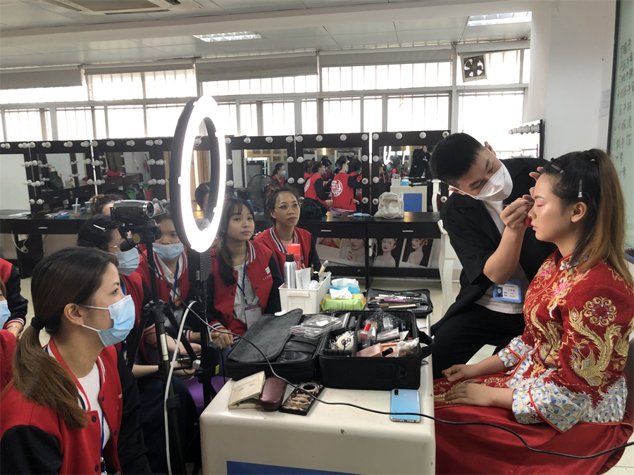 零基礎(chǔ)在廣西學(xué)化妝，廣西化妝基礎(chǔ)班歡迎你