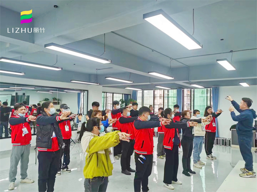 美發(fā)新手的手法練習(xí)，南寧理發(fā)課堂練習(xí)分享