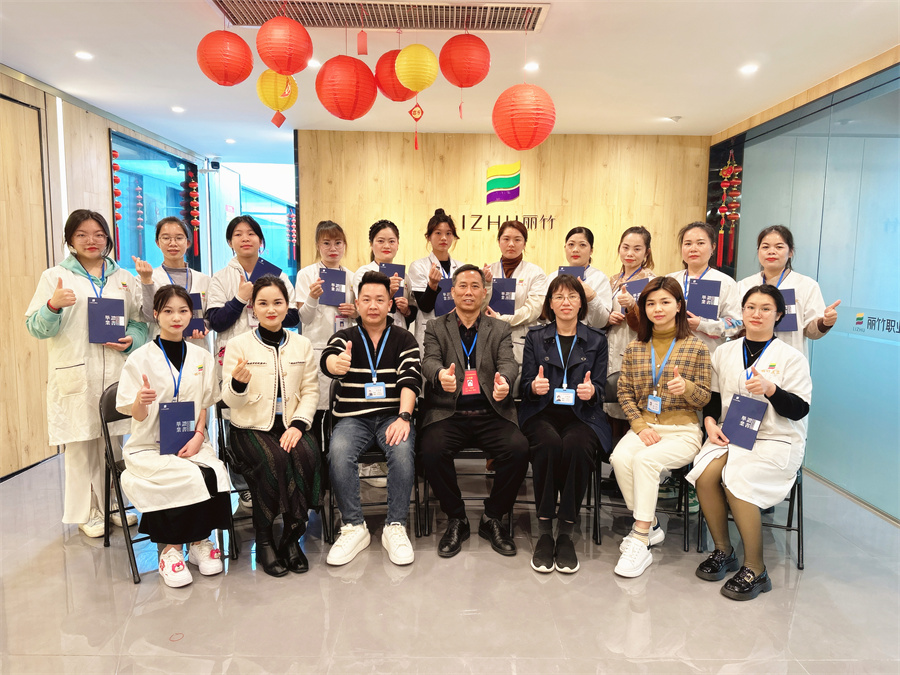 南寧美容培訓(xùn)班畢業(yè)，同學(xué)們，加油！