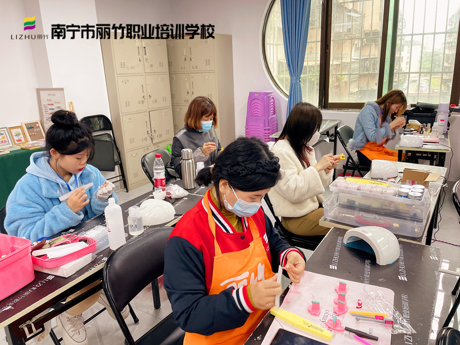 廣西美甲基礎(chǔ)內(nèi)容：經(jīng)常做美甲手會變黑嗎？