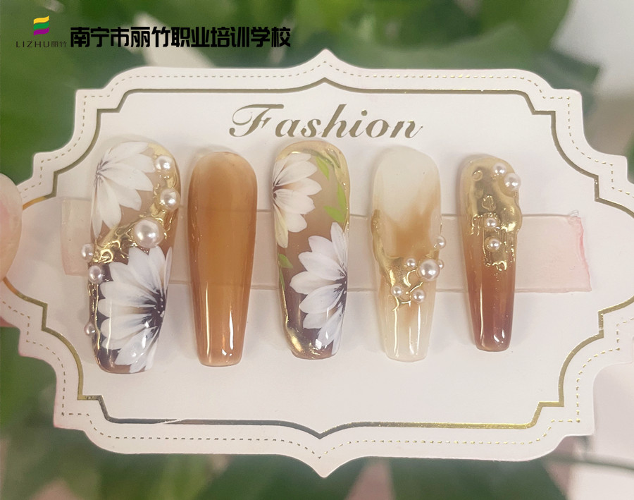 春日手繪花朵美甲，廣西美甲速成班營造春之浪漫