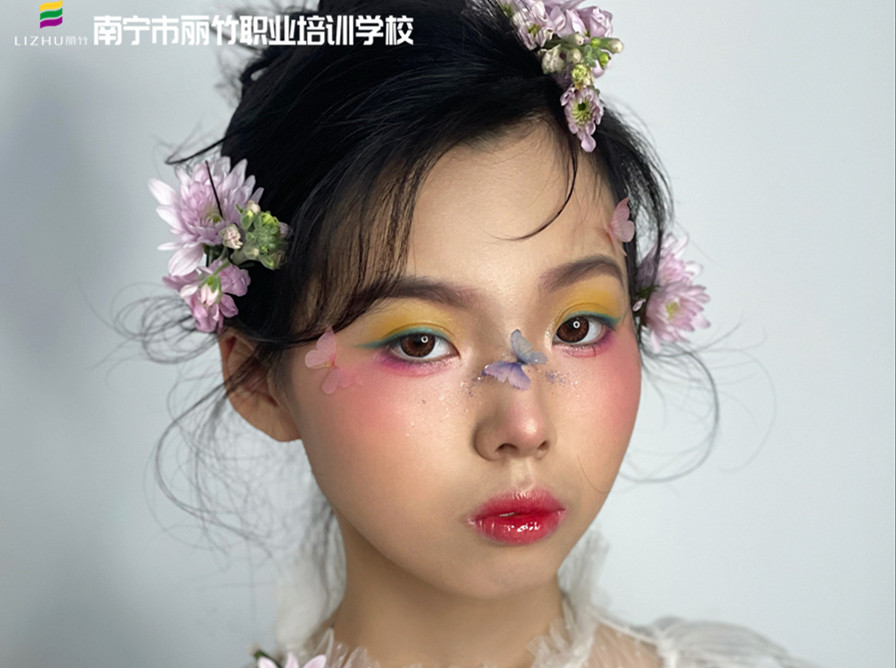 森系鮮花新娘造型，南寧新娘化妝學校作品