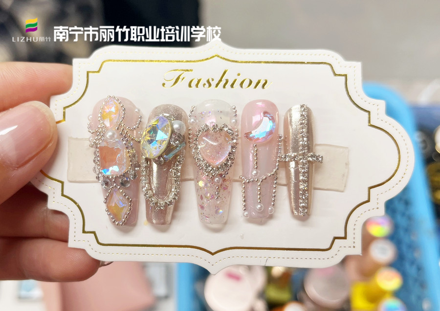堆鉆美甲，零基礎(chǔ)學(xué)美甲在南寧