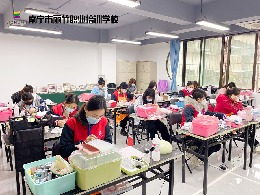 南寧學美甲哪里可以進修？麗竹學校美甲專業(yè)