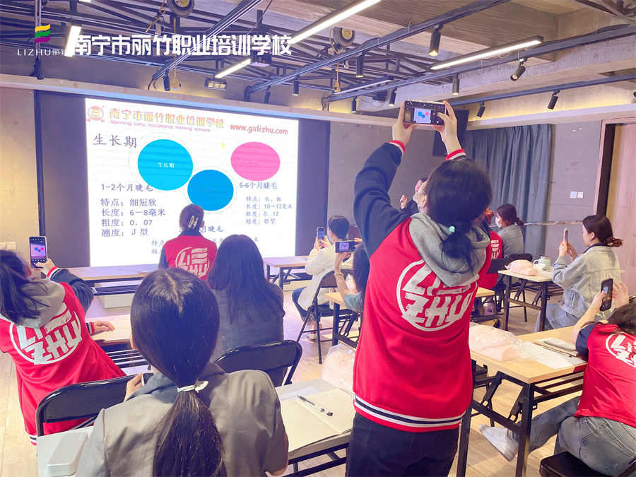 開班啦！直擊南寧美睫學(xué)校課堂實(shí)況