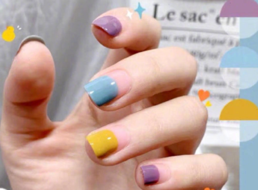 撞色混搭美甲，將夢幻氣氛值拉滿