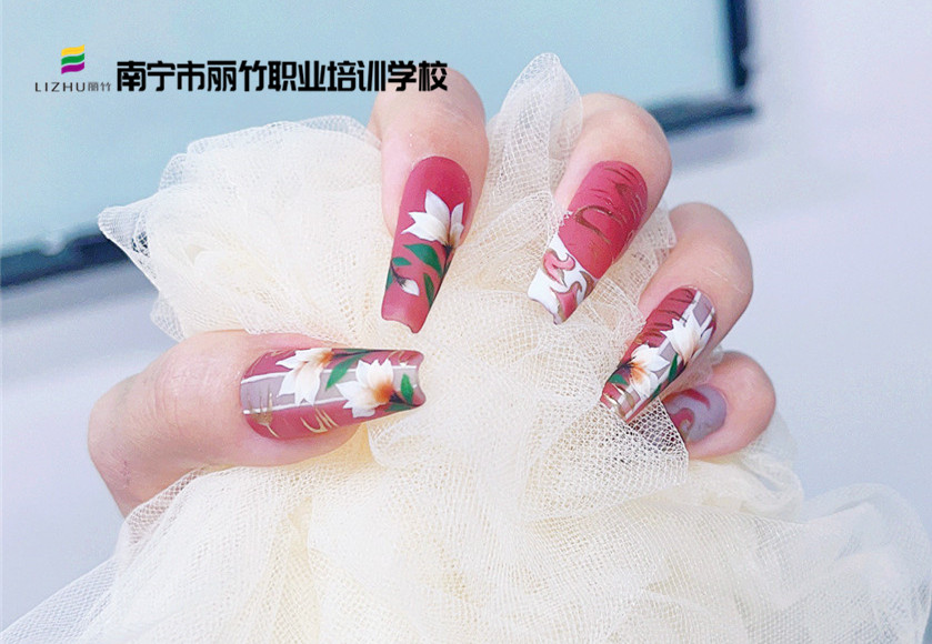 國(guó)風(fēng)玉蘭花美甲，南寧美甲款式造型班演繹別樣之美