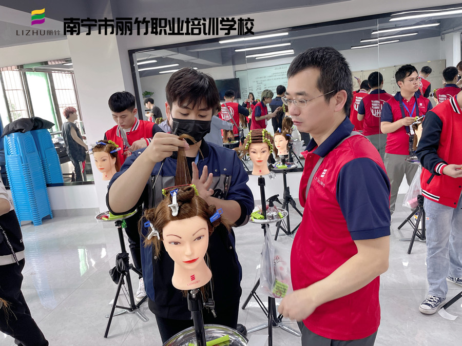 美發(fā)怎么卷杠紙？南寧美發(fā)卷發(fā)學(xué)校實(shí)訓(xùn)展示