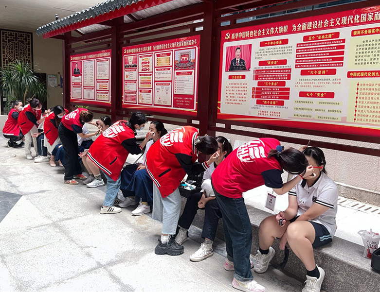 南寧化妝實(shí)踐課，為南寧十四中同學(xué)提供化妝服務(wù)