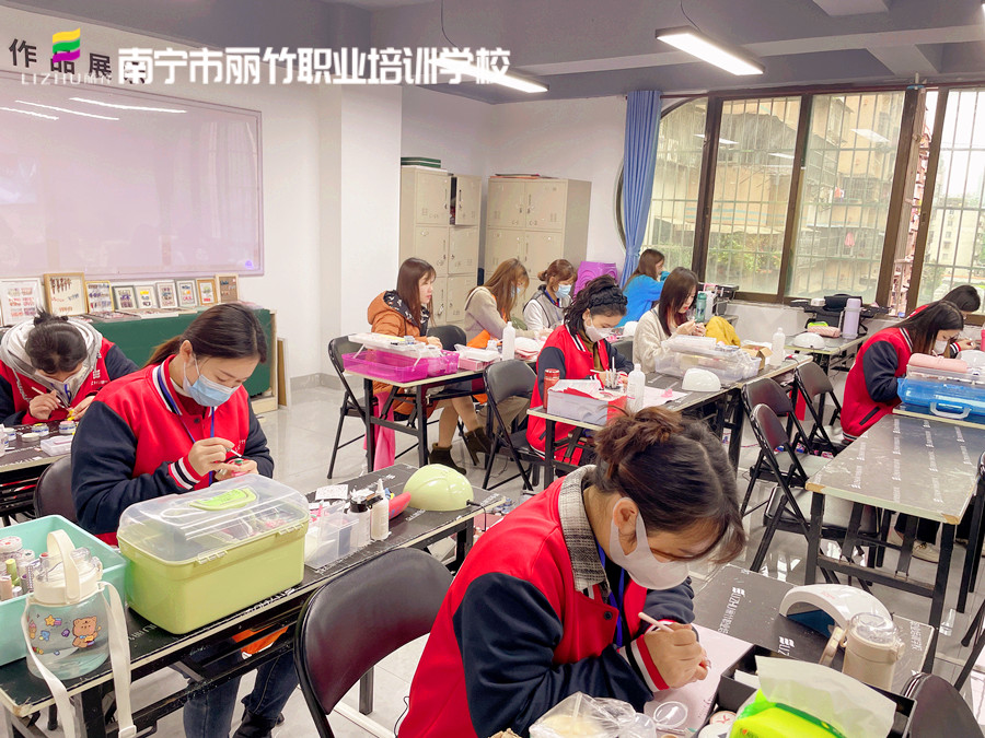 全貼甲片和半貼有什么區(qū)別？廣西美甲基礎班培訓