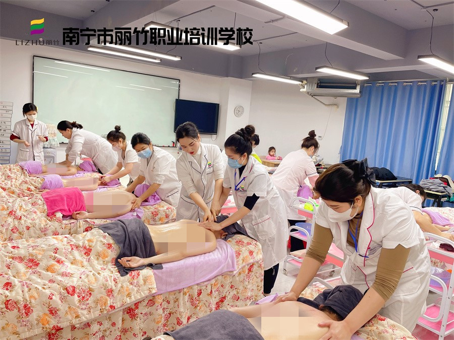 春季背部按摩的好處，廣西美容實(shí)訓(xùn)練習(xí)講解