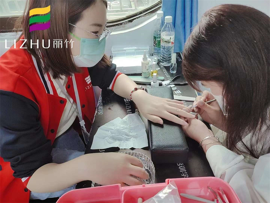 廣?西美甲基礎知識內容：美甲怎么修手？