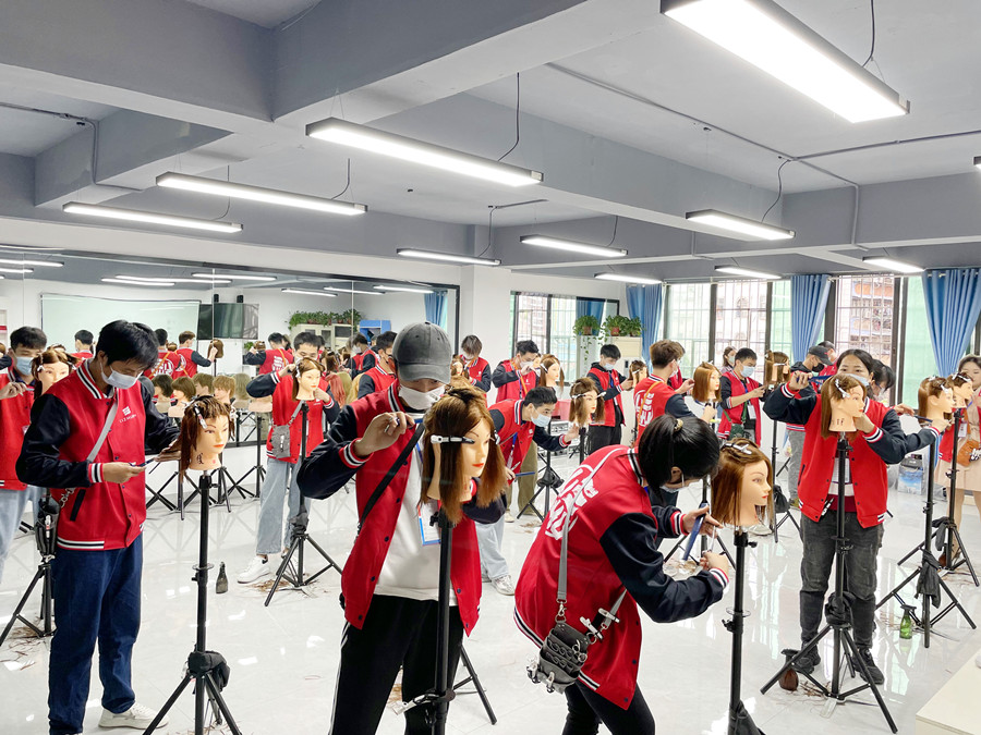 不同類型的長發(fā)如何修剪層次？廣西美發(fā)剪發(fā)學校教你