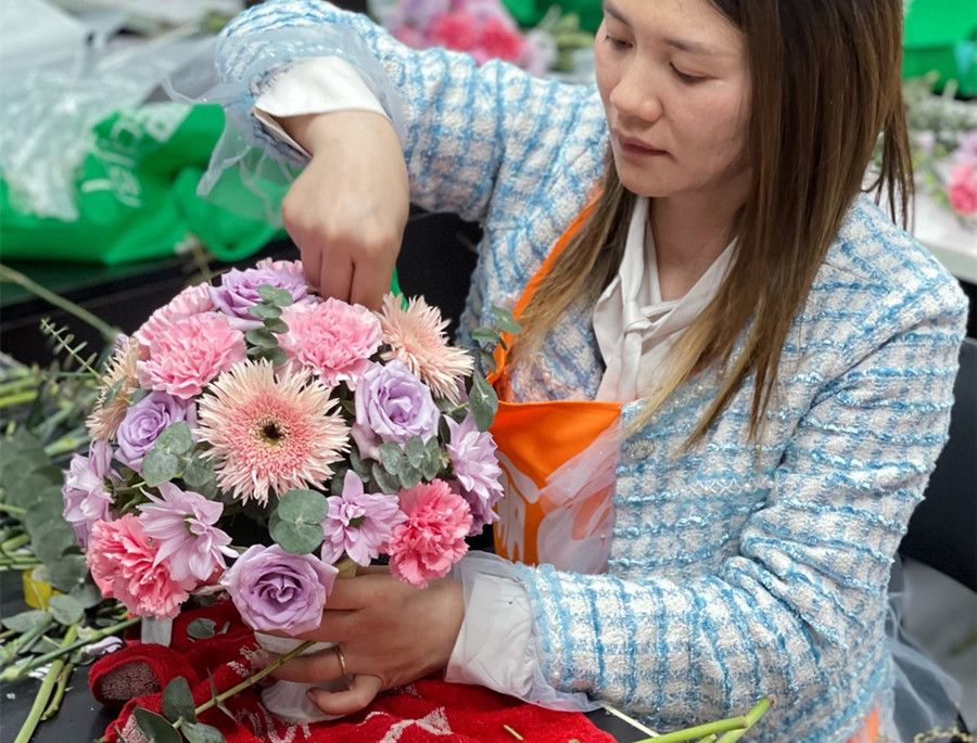 廣西花藝插花學校：桌花制作方法練習