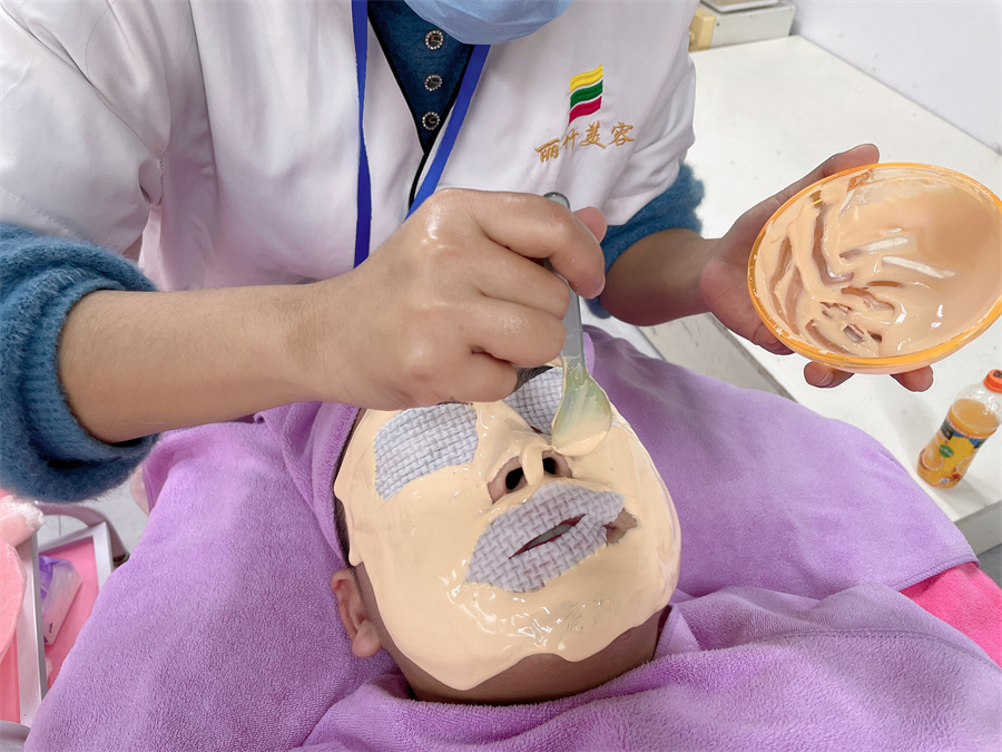 敷軟膜粉的好處？南寧美容皮膚管理學校實訓講解