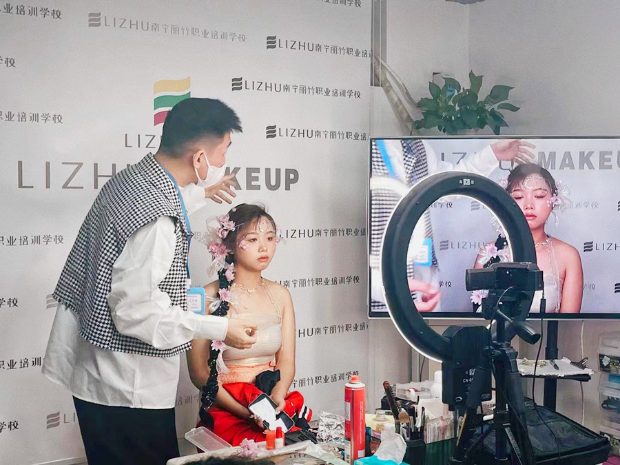 化妝后如何減少出油？南寧專業(yè)正規(guī)化妝學(xué)校教你