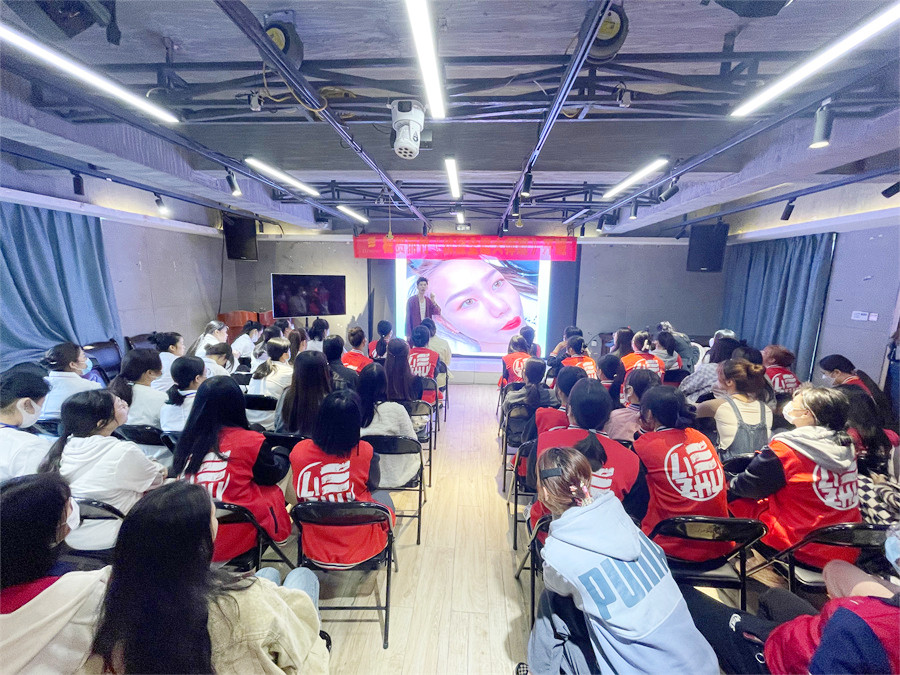 機器操作紋唇注意事項，一起學(xué)南寧紋繡培訓(xùn)師課程