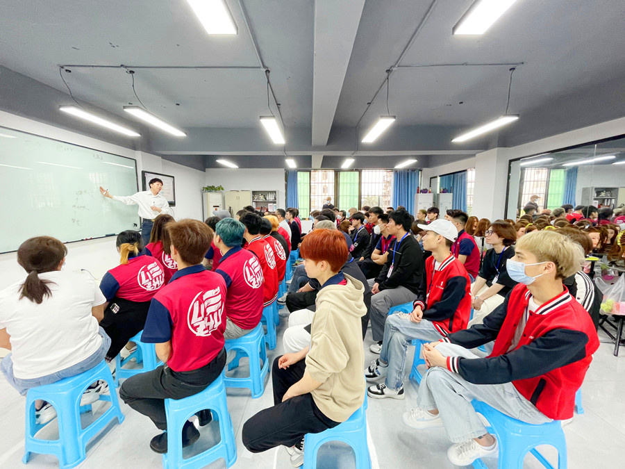 南寧美發(fā)學(xué)校推薦工作，麗竹學(xué)校舉行就業(yè)宣講會(huì)