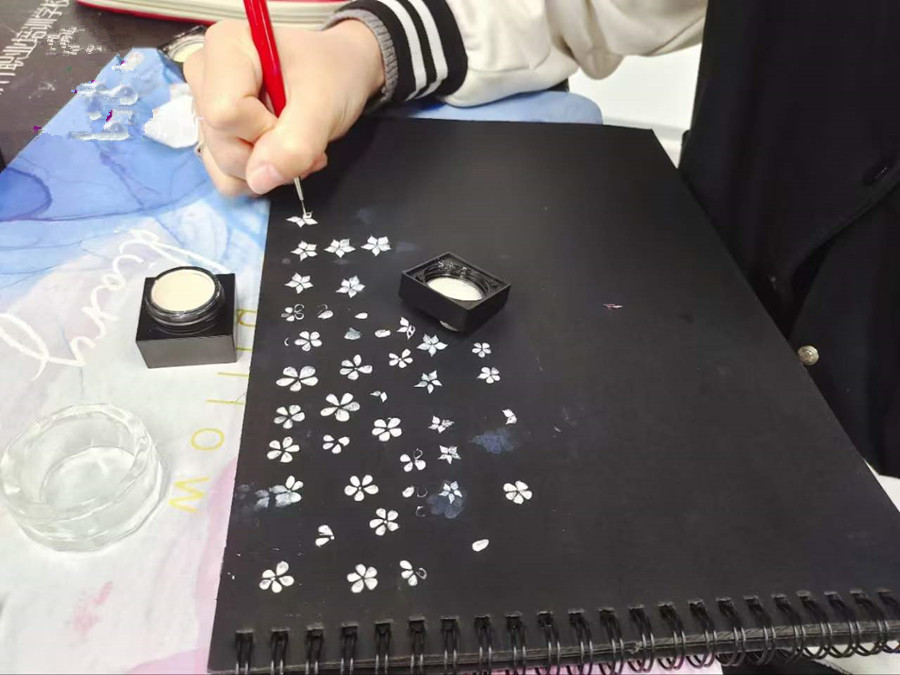 美甲紙上畫花，南寧美甲課堂練習(xí)