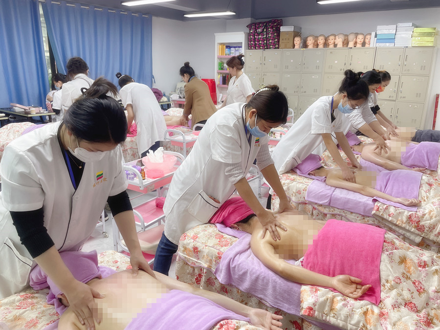 肩胛骨粘連怎么辦？廣西美容推拿學(xué)校解答