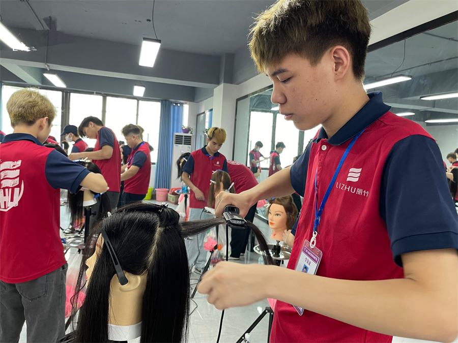 直板夾怎么拉直發(fā)？廣西美發(fā)造型學校教你