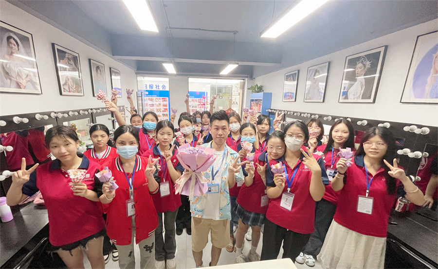 廣西化妝學校六一活動，儀式氛圍感拉滿