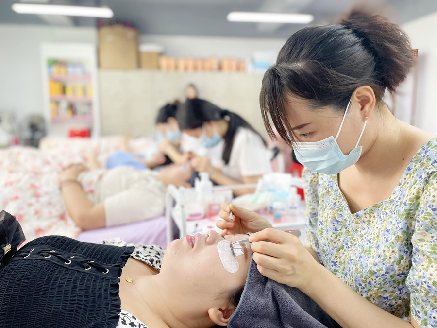 學(xué)費(fèi)多少？南寧美甲美睫紋繡培訓(xùn)學(xué)校