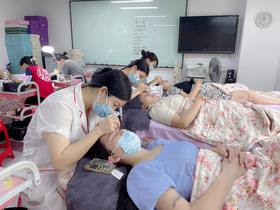 決定美睫密度與長度的標準，南寧美甲美睫分享