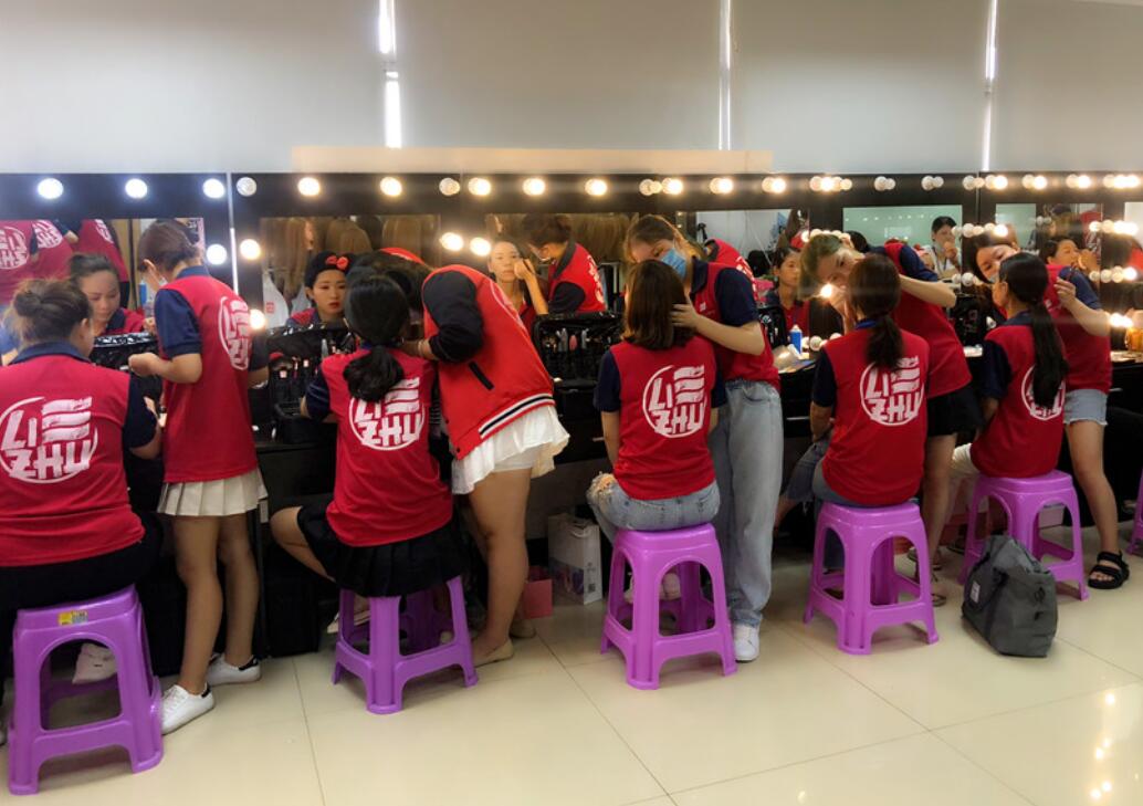 南寧化妝課堂：想要升班？先過(guò)考核