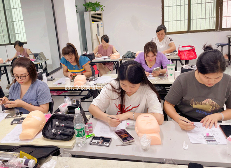 南寧美睫專業(yè)學校 | 零基礎(chǔ)學美睫培訓