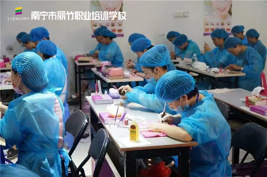 如何選擇紋繡學(xué)校？南寧紋繡學(xué)校教你