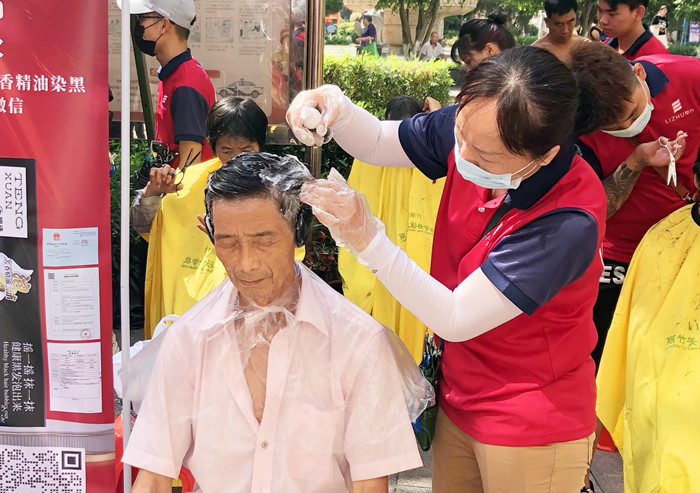 “白染黑”受歡迎，南寧美發(fā)學(xué)校公益進(jìn)社區(qū)