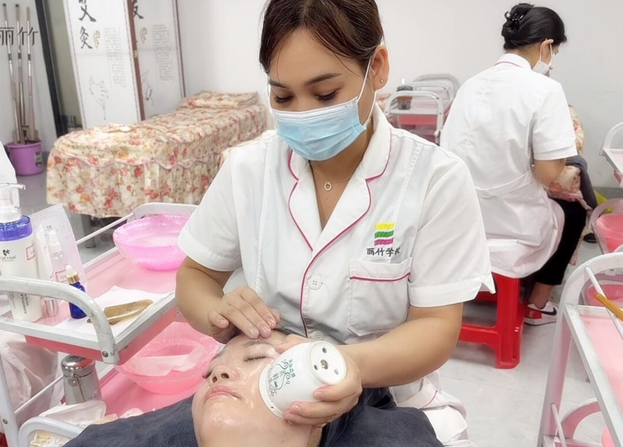 南寧學(xué)美甲學(xué)費便宜：面部桃花灸操