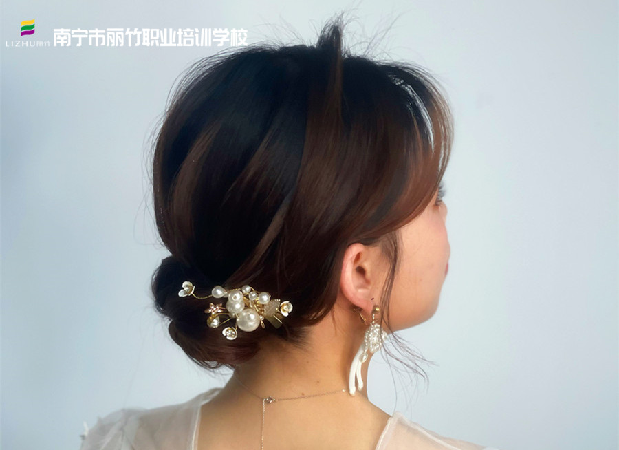 森系簡約編盤發(fā)，南寧化妝發(fā)型培訓作品