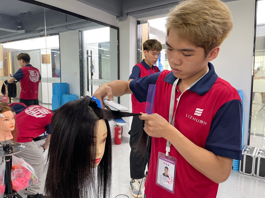 直板夾的工作原理，南寧美發(fā)職業(yè)培訓學校課程講解