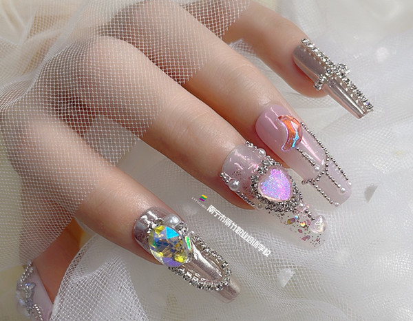 堆鉆美甲作品，廣西培訓(xùn)美甲造型