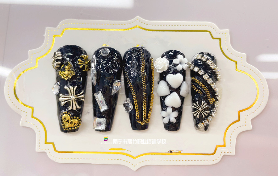 飾品堆鉆美甲，廣西美甲專業(yè)教學(xué)學(xué)員作品