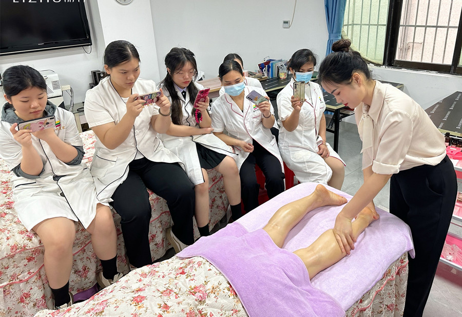 廣西美容美師：如何給腿部按摩？