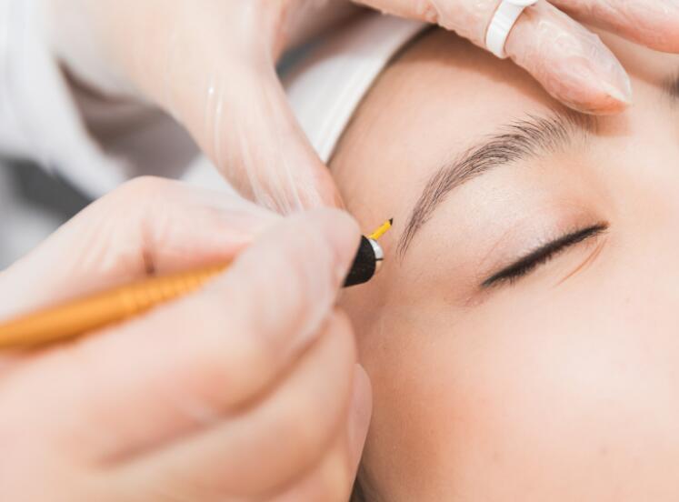 南寧紋繡學(xué)校：在紋眉補色時，你要注意這些