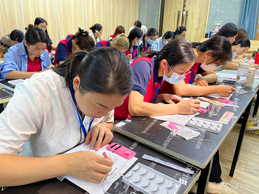 南寧美睫學(xué)校開展桂林美業(yè)技能大賽賽前培訓(xùn)