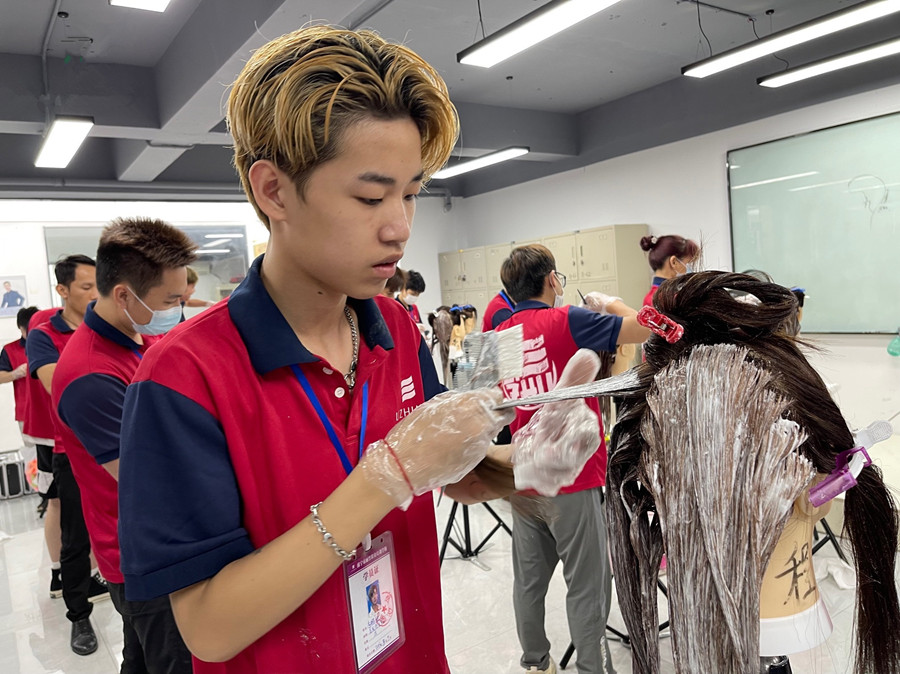 染發(fā)后怎么洗頭？南寧染發(fā)學(xué)校告訴你方法