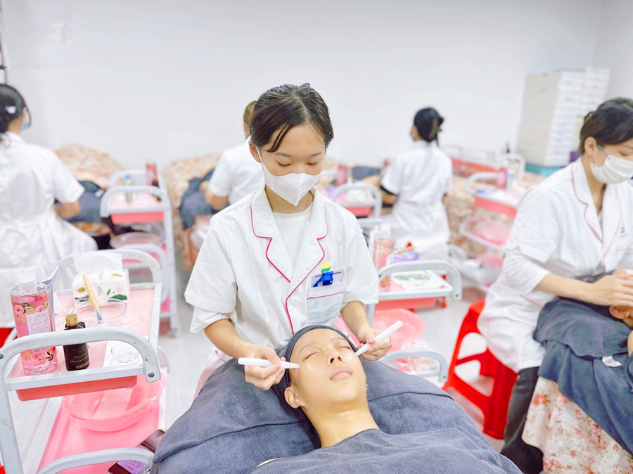 秋季面部撥筋的好處，廣西美容護(hù)膚培訓(xùn)