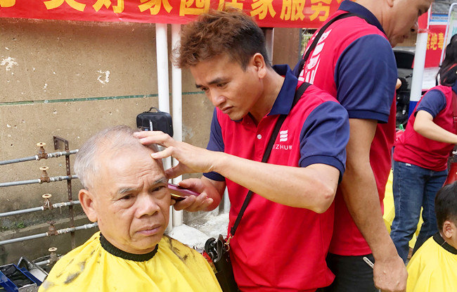 廣西美發(fā)職業(yè)學(xué)?！皩W(xué)雷鋒”活動走進(jìn)南棉社區(qū)