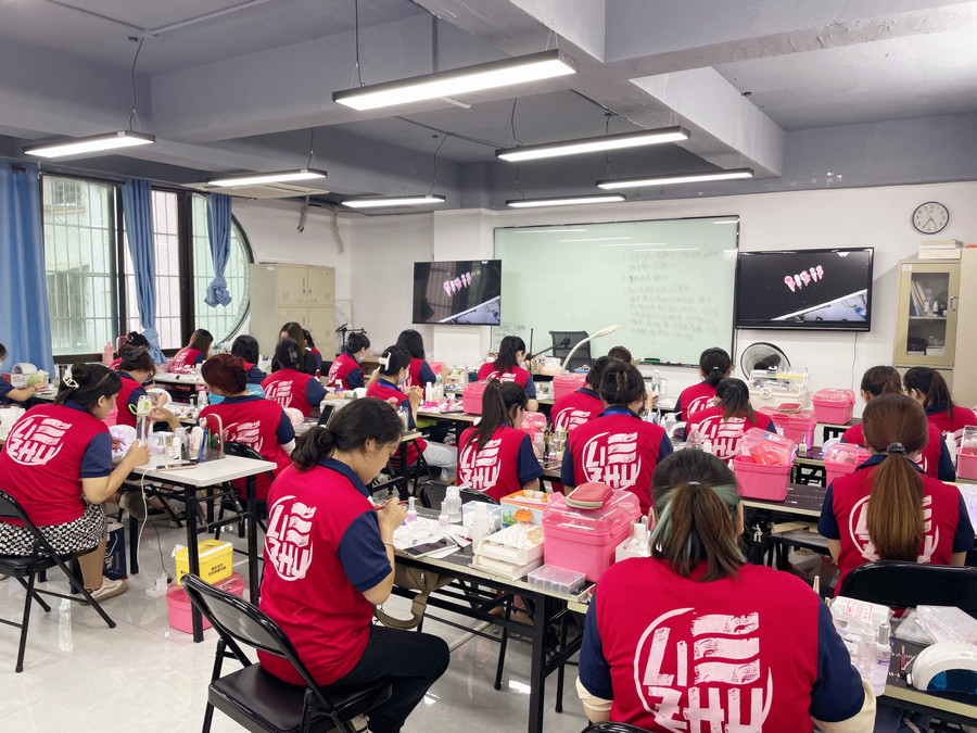 美甲師廣西：果凍膠貼片怎么卸？