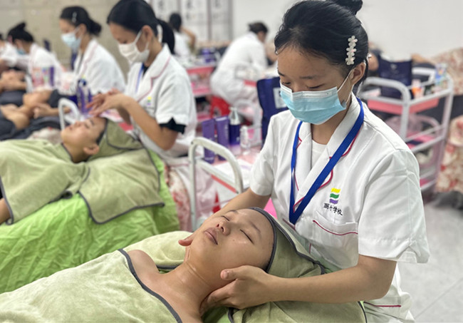 廣西美容學(xué)校Vlog：美容培訓(xùn)課堂綜合練習(xí)