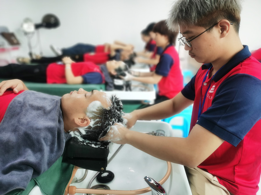 護(hù)發(fā)素洗不干凈的危害，南寧美發(fā)師職業(yè)學(xué)校