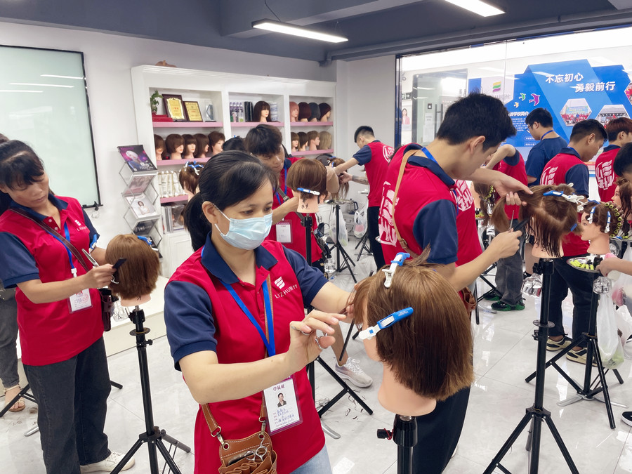 南寧美發(fā)培訓(xùn)到哪里？先看看麗竹美發(fā)基礎(chǔ)如何練習(xí)