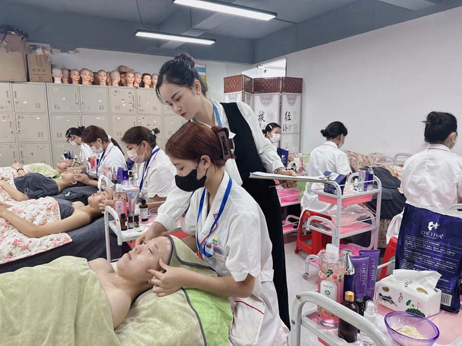 改善面部細(xì)紋的手法？南寧皮膚管理培訓(xùn)